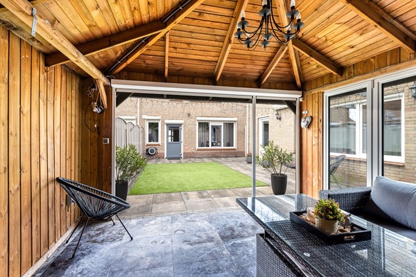 Foto - Te koop: Ruime 2-onder-1-kapwoning met dubbele garage, eigen oprit en fijne tuin